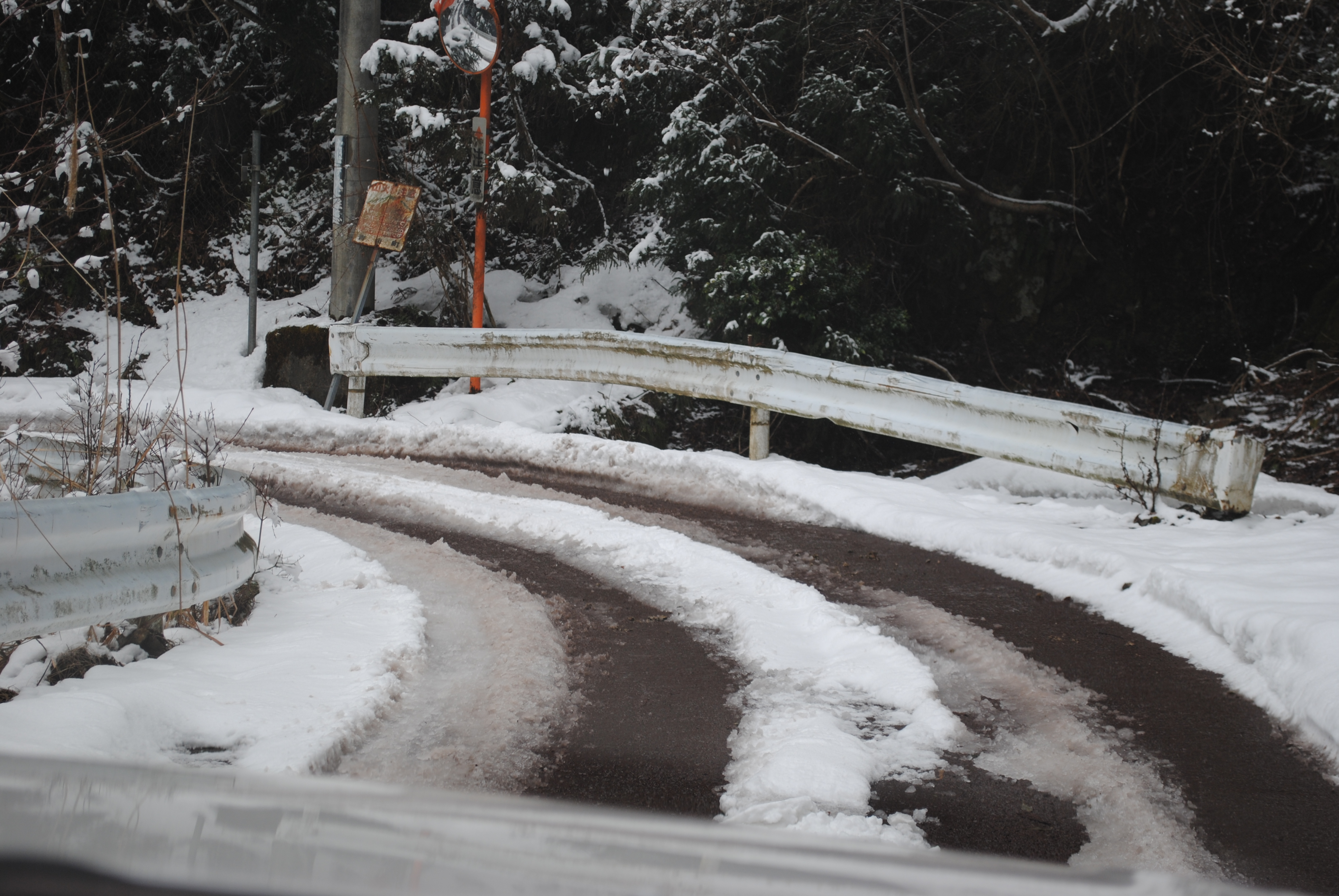 雪の山道